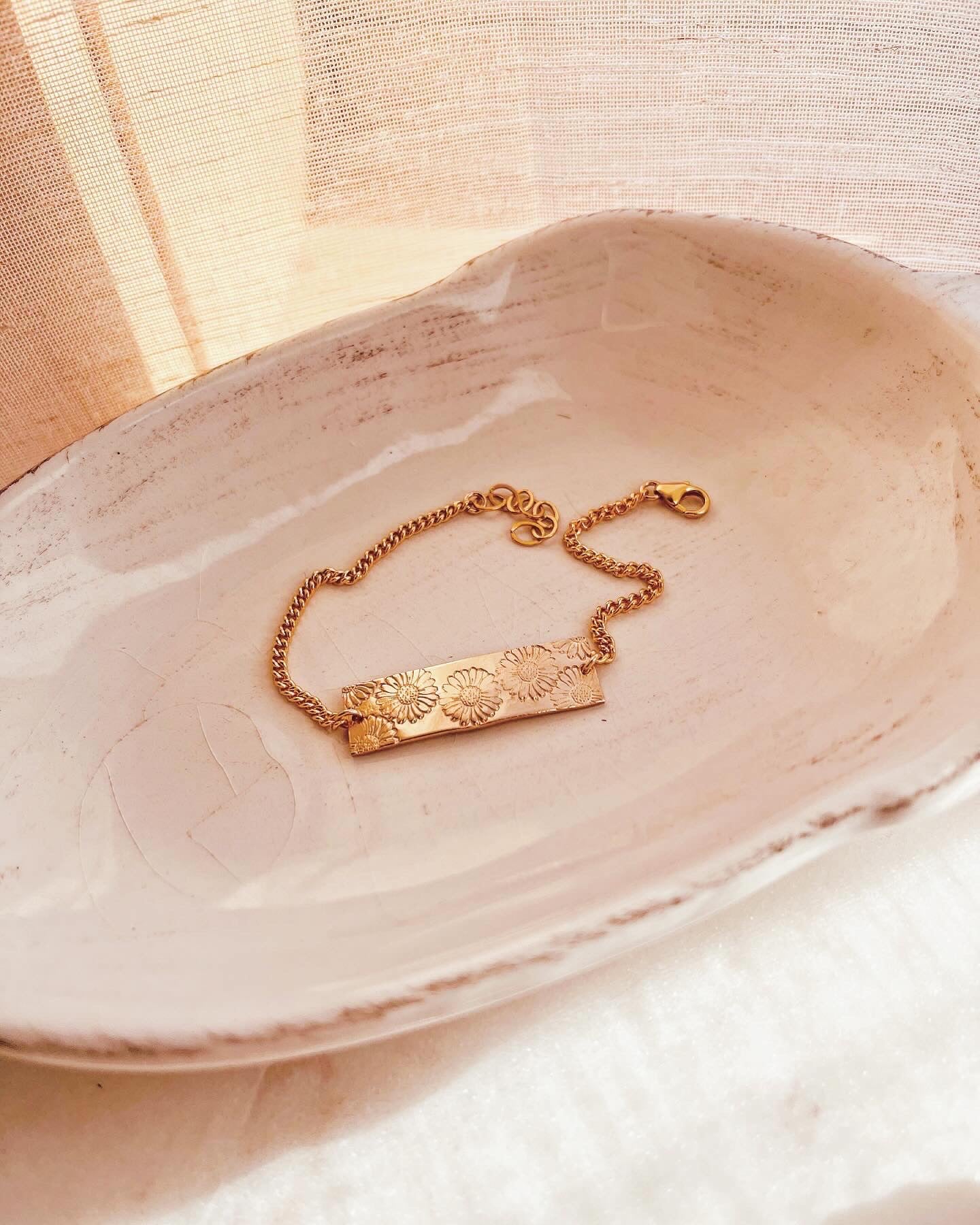 Birth Flower Bar Bracelet, Flower Bar Bracelet, Everyday Wear, Birth Month Bracelet, Birthday Gift, Bridal Gifts, New Mom Gift, Gift For Her, Gold filled bracelets, Gold Chain Bracelet, Chain and Link, Gold chain Bracelet, Minimalist, Gift For Her, Mothers Day Gift Valentines Gift Ideas, Mothers Gift Best Friends Jewelry, Friendship Jewelry, Mothers Gift, Wife Gift Ideas, Sister Gifts