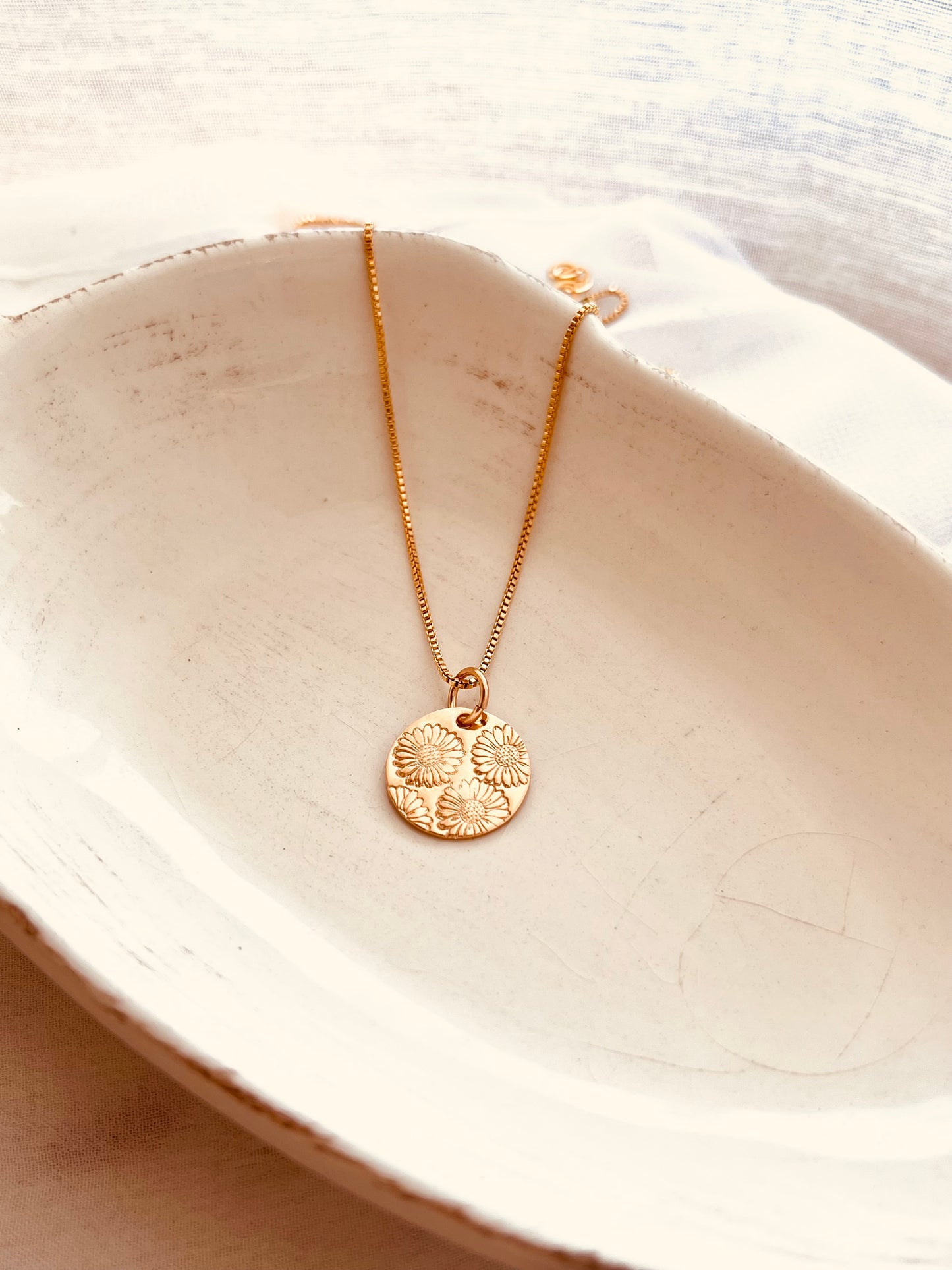 Birth Flowers, Birth Flower Necklace, Birth Flower disc necklace, Birthday Gifts, Mothers Day gifts, Gift for her, Graduation Gift, Bridesmaid Gift, Gift For Her, Mothers Day Gift Valentines Gift Ideas, Mothers Day Gift Best Friends Gifts, Friendship Jewelry, Mothers Gift, Wife Gift Ideas, Grandmothers Gifts, Wife Gift, Mother and Children, Best Friends Jewelry, Friendship Gift, Bridesmaid Jewelry & Gifts, Best Friends Jewelry, Friendship Jewelry, Graduation Gifts, Sister Gift