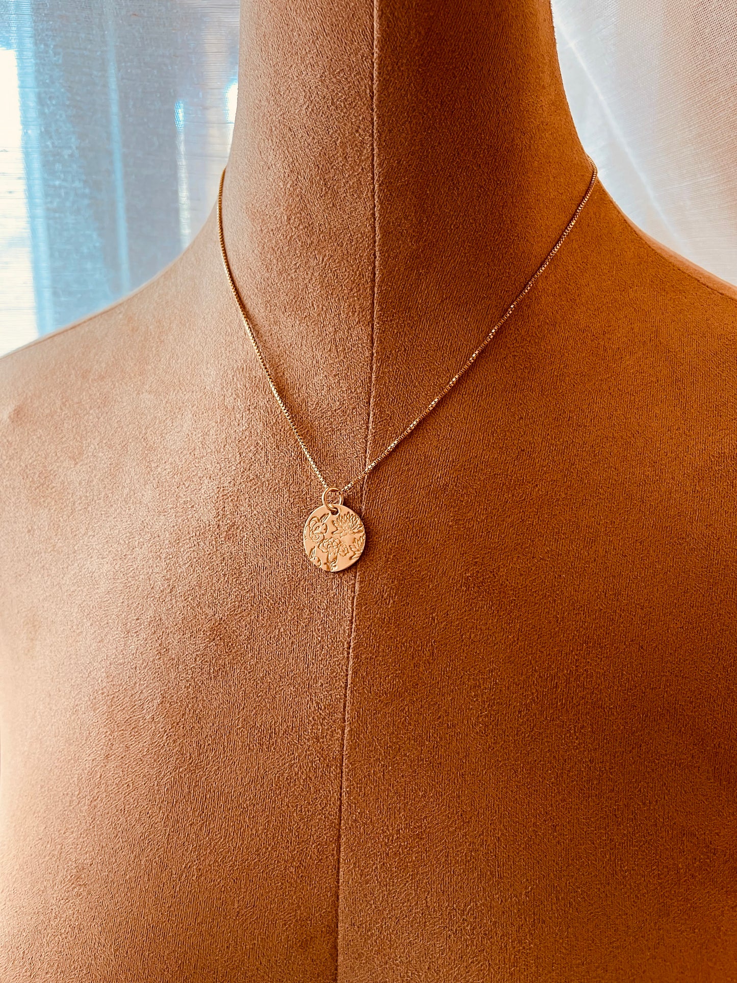 Birth Flowers, Birth Flower Necklace, Birth Flower disc necklace, Birthday Gifts, Mothers Day gifts, Gift for her, Graduation Gift, Bridesmaid Gift, Gift For Her, Mothers Day Gift Valentines Gift Ideas, Mothers Day Gift Best Friends Gifts, Friendship Jewelry, Mothers Gift, Wife Gift Ideas, Grandmothers Gifts, Wife Gift, Mother and Children, Best Friends Jewelry, Friendship Gift, Bridesmaid Jewelry & Gifts, Best Friends Jewelry, Friendship Jewelry, Graduation Gifts, Sister Gift