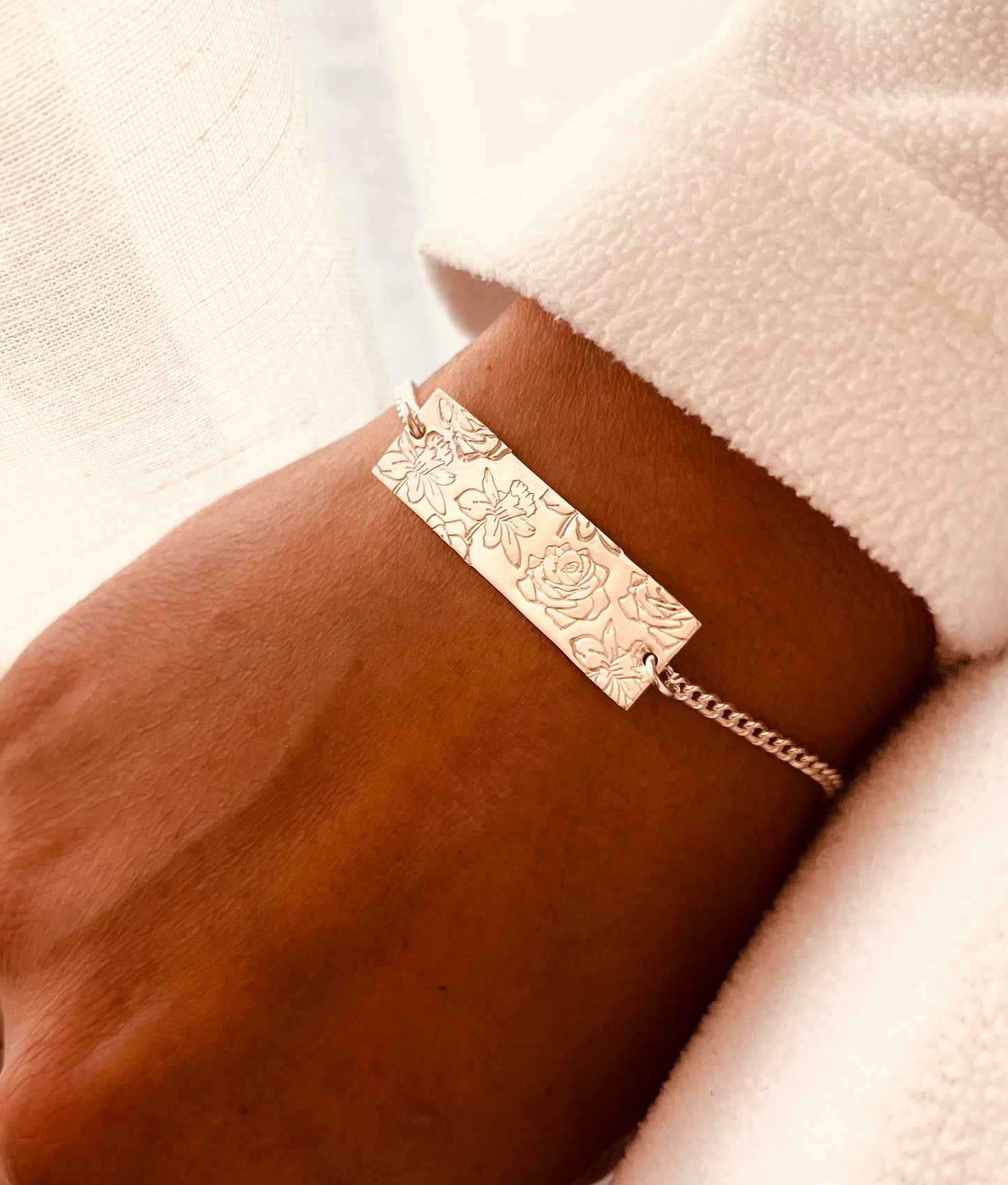 Birth Flower Bar Bracelet, Flower Bar Bracelet, Everyday Wear, Birth Month Bracelet, Birthday Gift, Bridal Gifts, New Mom Gift, Gift For Her, Gold filled bracelets, Gold Chain Bracelet, Chain and Link, Gold chain Bracelet, Minimalist, Gift For Her, Mothers Day Gift Valentines Gift Ideas, Mothers Gift Best Friends Jewelry, Friendship Jewelry, Mothers Gift, Wife Gift Ideas, Sister Gifts, Flowers