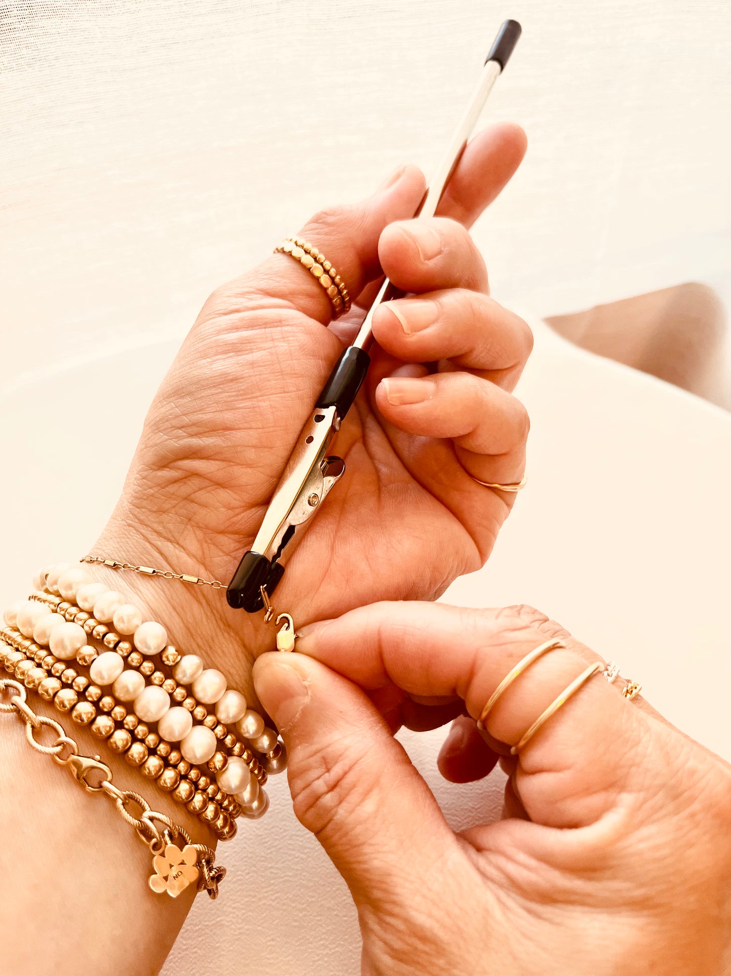 Bracelet Helper Tool – Easily Put On Bracelets by Yourself | One-Handed Bracelet Clasp Assistant