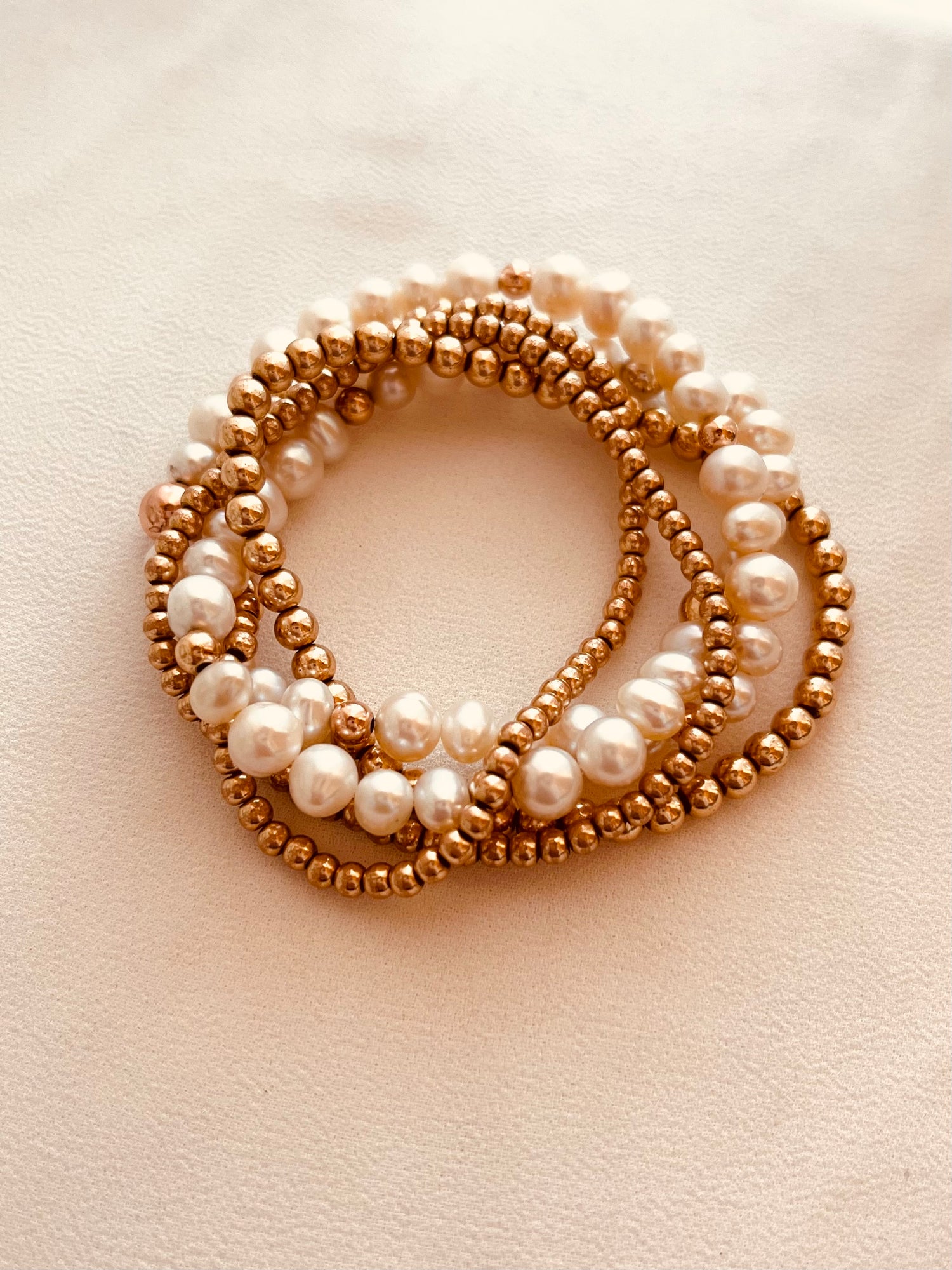 Freshwater Pearl & Gold Beaded Bracelet Set – Set of 5, gift for her, Christmas gift, Anniversary gifts, birthday present, pearl jewelry, Pearl bracelet, beaded bracelet, sweater weather, handmade bracelet stack