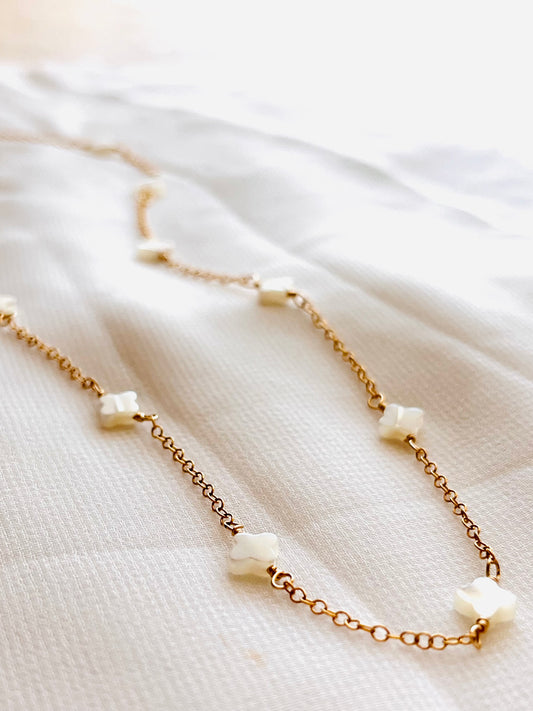 Mother of Pearl Clover Necklace, Mother of Pearl Clover jewelry, minimalist jewelry, gift for Mother, gift for her, birthday present, Christmas present, holiday gift ideas, birthday, Mother of Pearl, Clover jewelry, dainty jewelry 