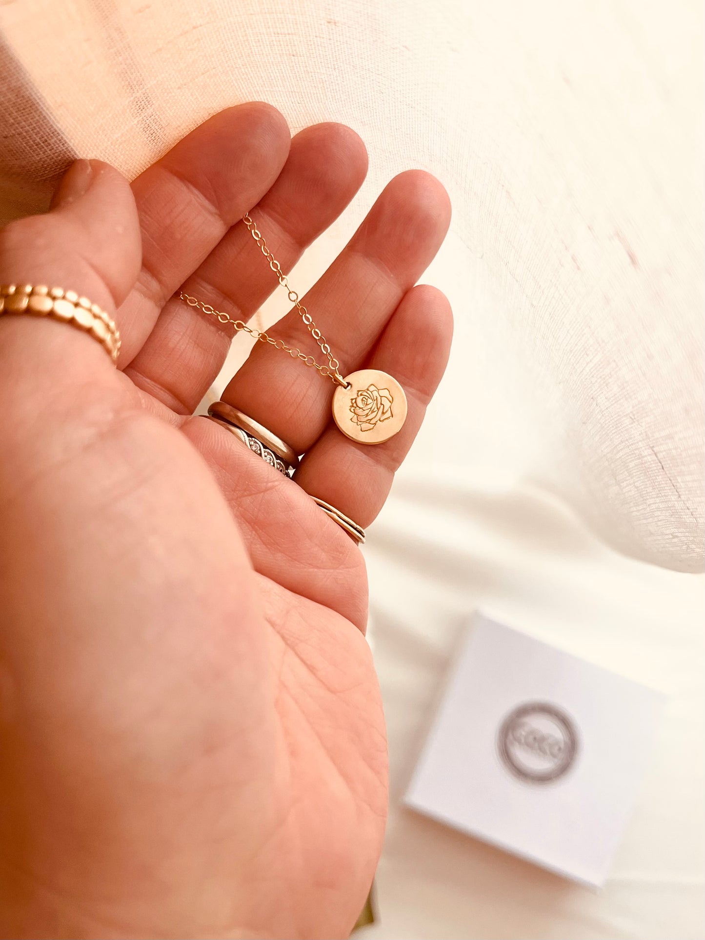 Birth Flower Disc Necklace – 13mm ｜ Everyday Jewelry