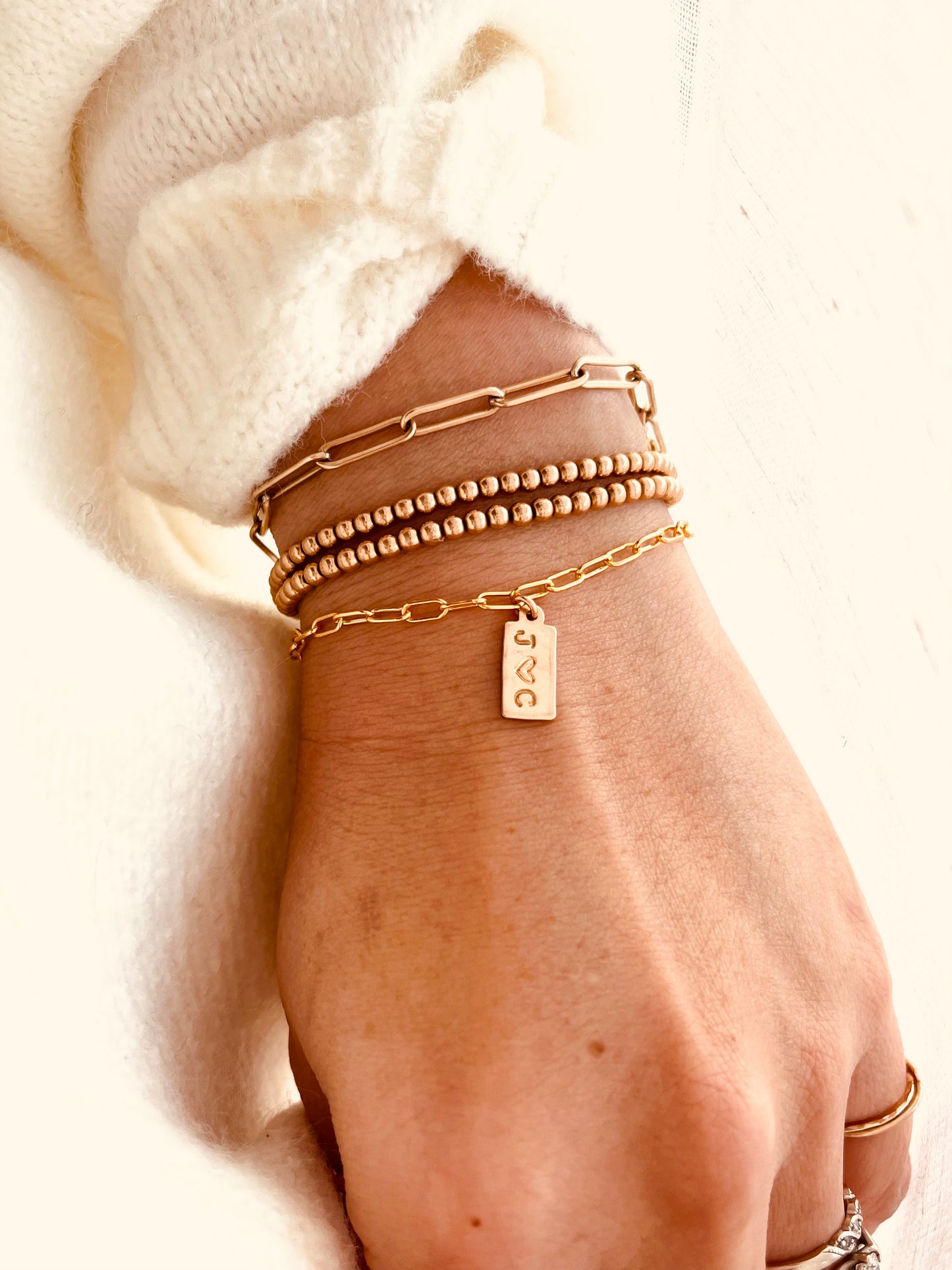 Dainty Gold Love Charm Bracelet – Minimal Everyday Jewelry
