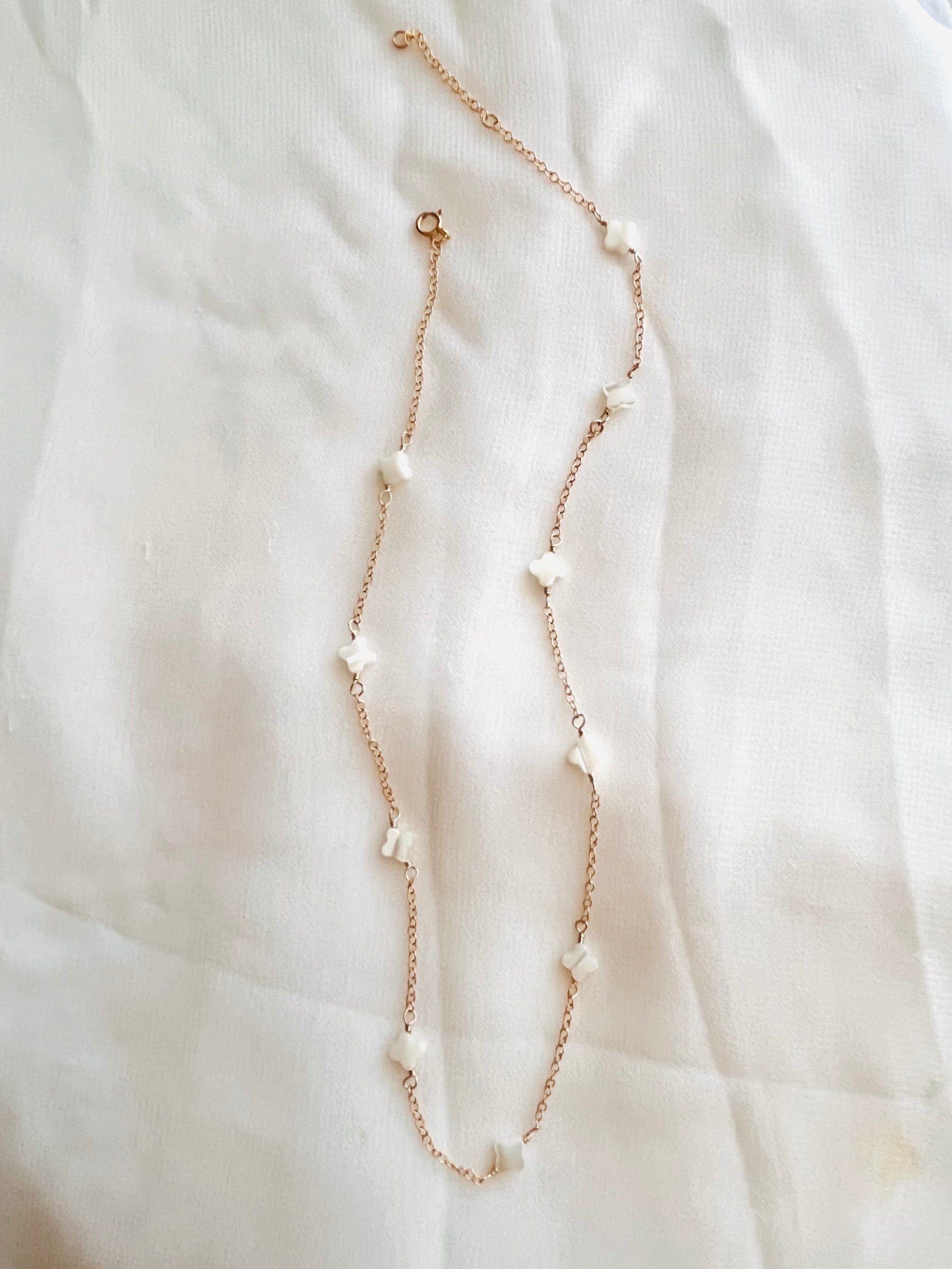 Mother of Pearl Clover Necklace, Mother of Pearl Clover jewelry, minimalist jewelry, gift for Mother, gift for her, birthday present, Christmas present, holiday gift ideas, birthday, Mother of Pearl, Clover jewelry, dainty jewelry 