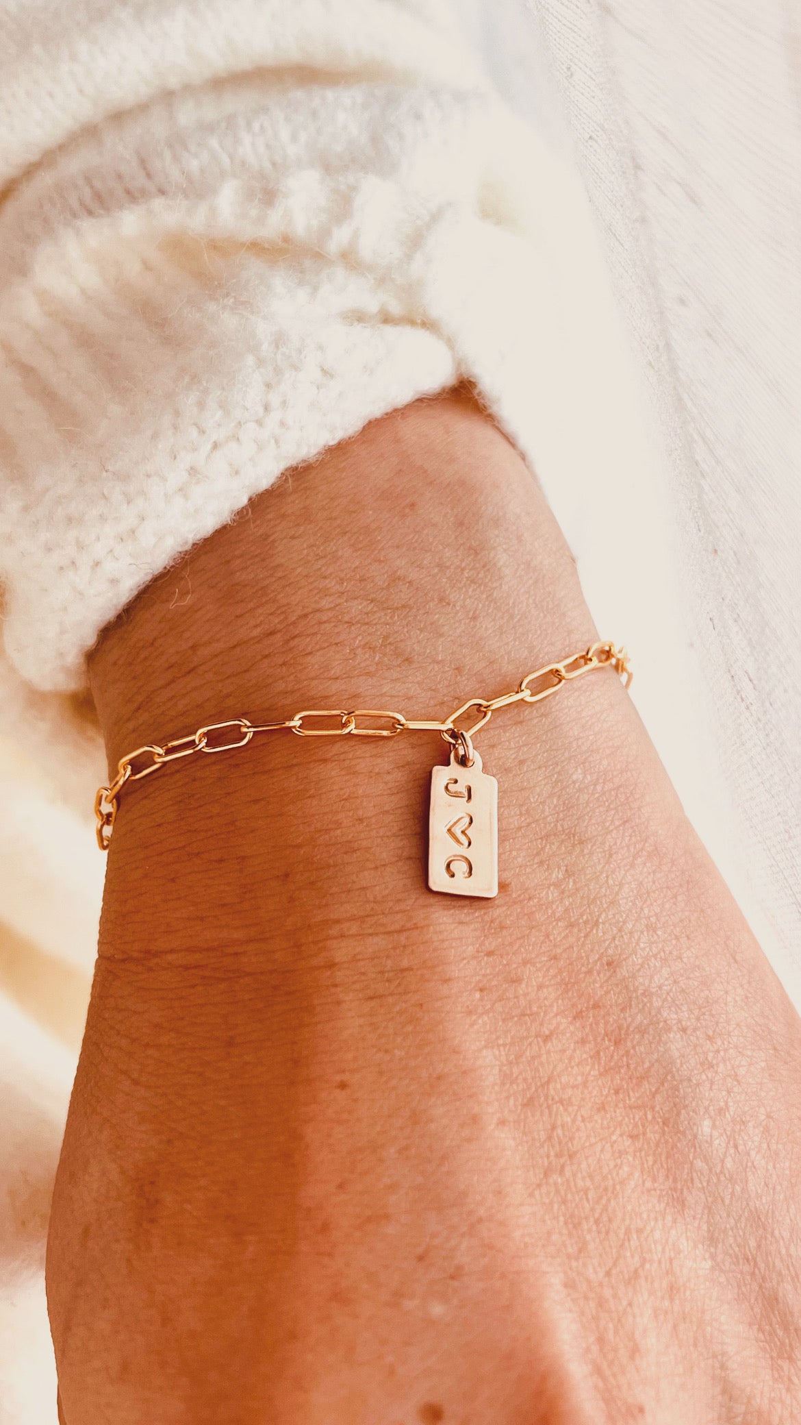 14k Gold Filled initial bracelet, love bracelet, valentines gift, mothers gift, birthday gift 
Premium quality chain for long-lasting wear