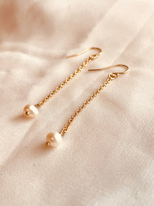 Minimalist pearl bracelet crafted with 14k gold filled chain, gift for her, birthday present, Christmas gift, bridal shower gift, wedding gift for Mother 