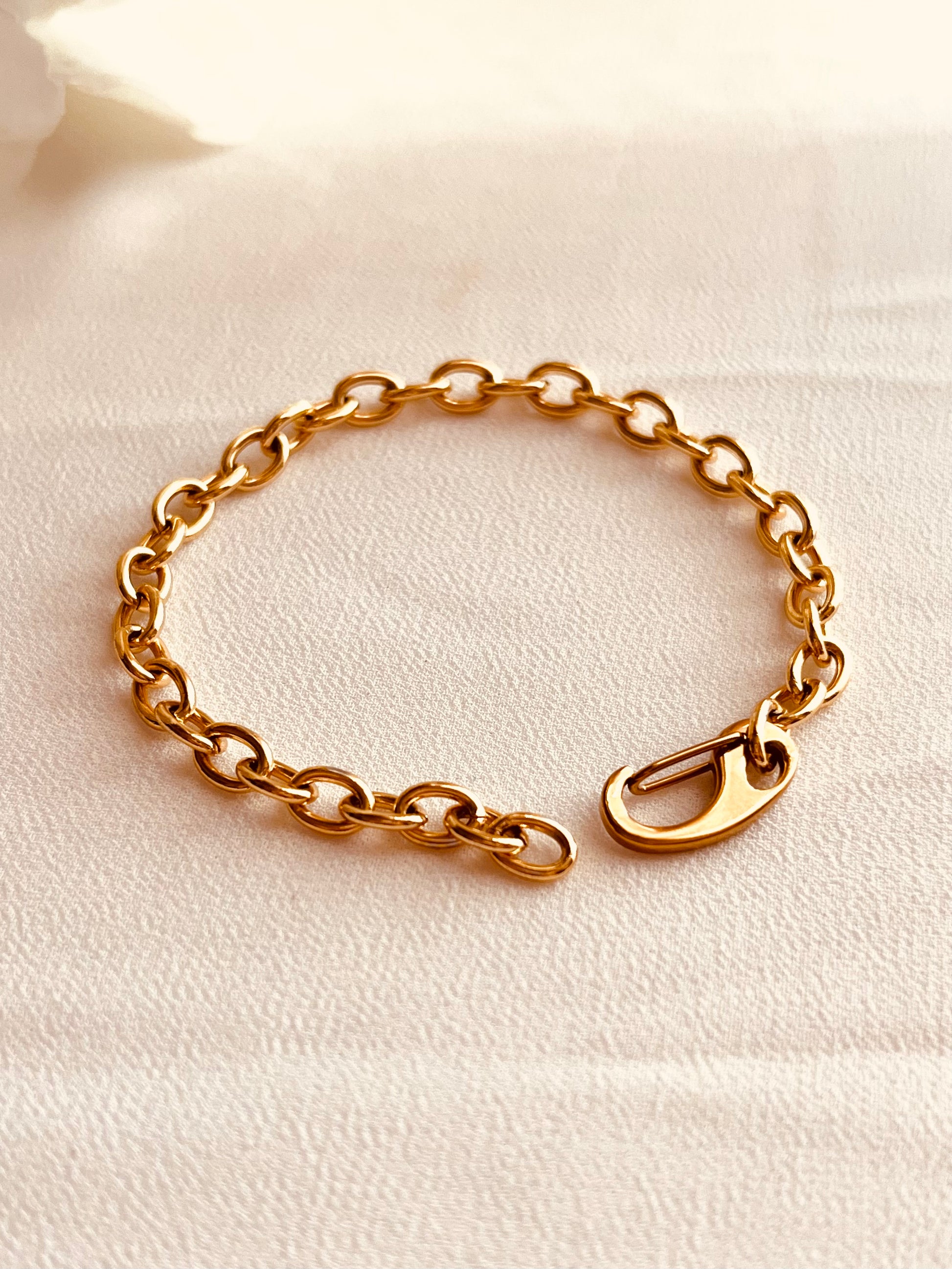 Chic Link Bracelet, 18k gold filled bracelet, gold bracelet, layer bracelet, valentines gift, Mother’s gift, gift for her