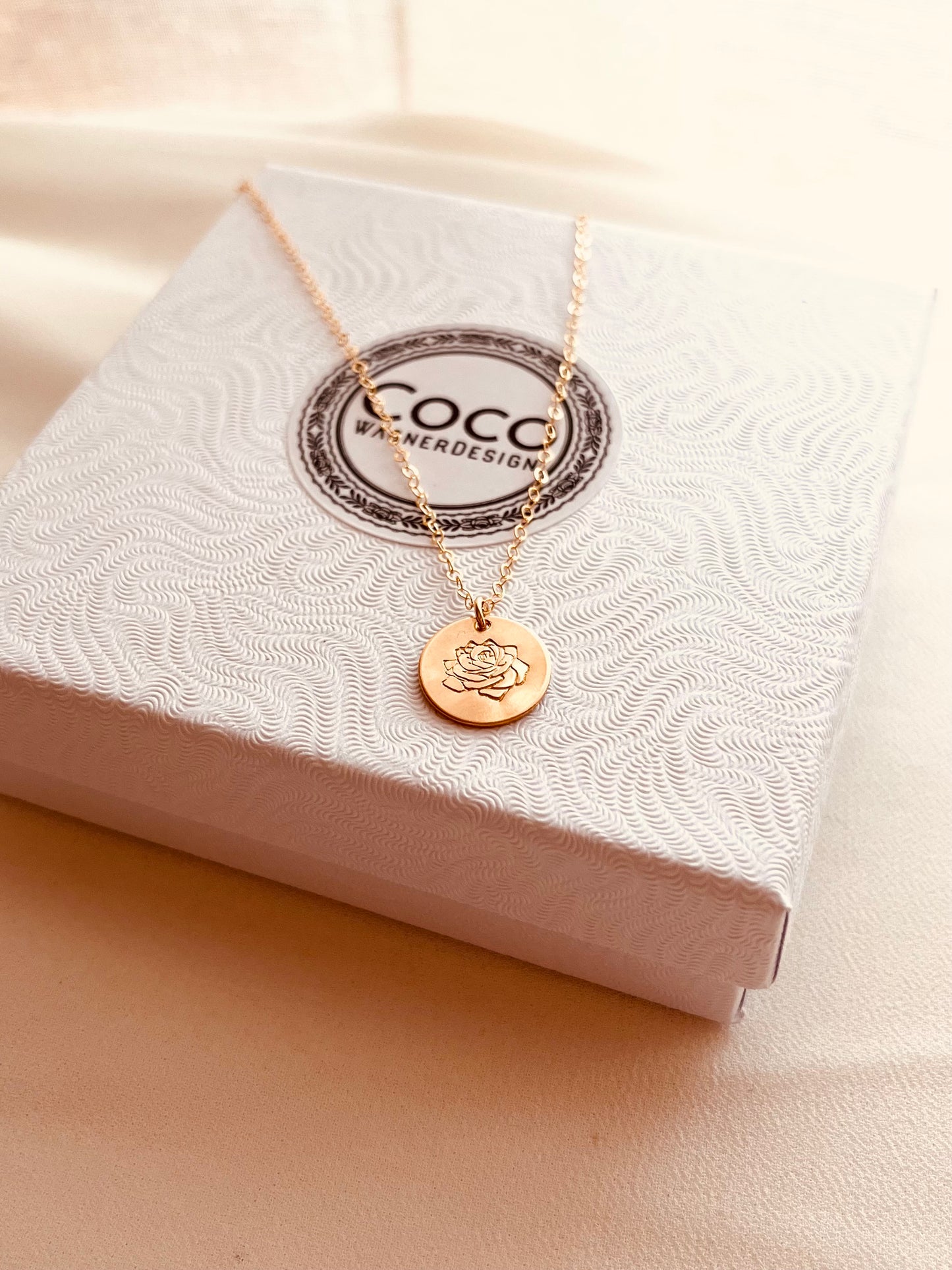 Birth Flower Disc Necklace – 13mm ｜ Everyday Jewelry