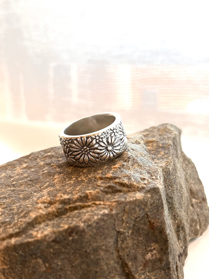 Wildflower Ring, sterling silver ring, sterling silver band, gifts, gift for her, Christmas present, thanksgiving present, birthday gift, April birthday gift, Flower Ring, birth flower ring, minimalist jewelry, everyday jewelry, gift for mother, gift for grandmother 