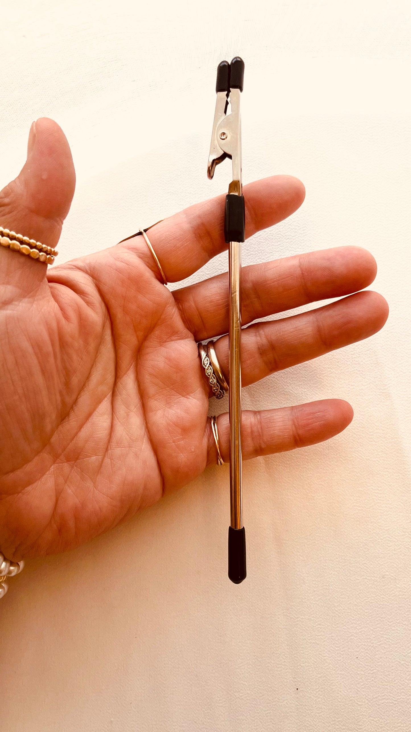 Bracelet Helper Tool – Easily Put On Bracelets by Yourself | One-Handed Bracelet Clasp Assistant