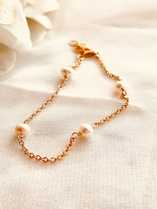 Dainty Pearl Bracelet, Pearl Jewelry, Mother’s Day’s gift, birthday gift, gifts for her, wedding gift, sister gifts, mother’s birthday present, Bridesmaid Gifts, Bridesmaid jewelry 