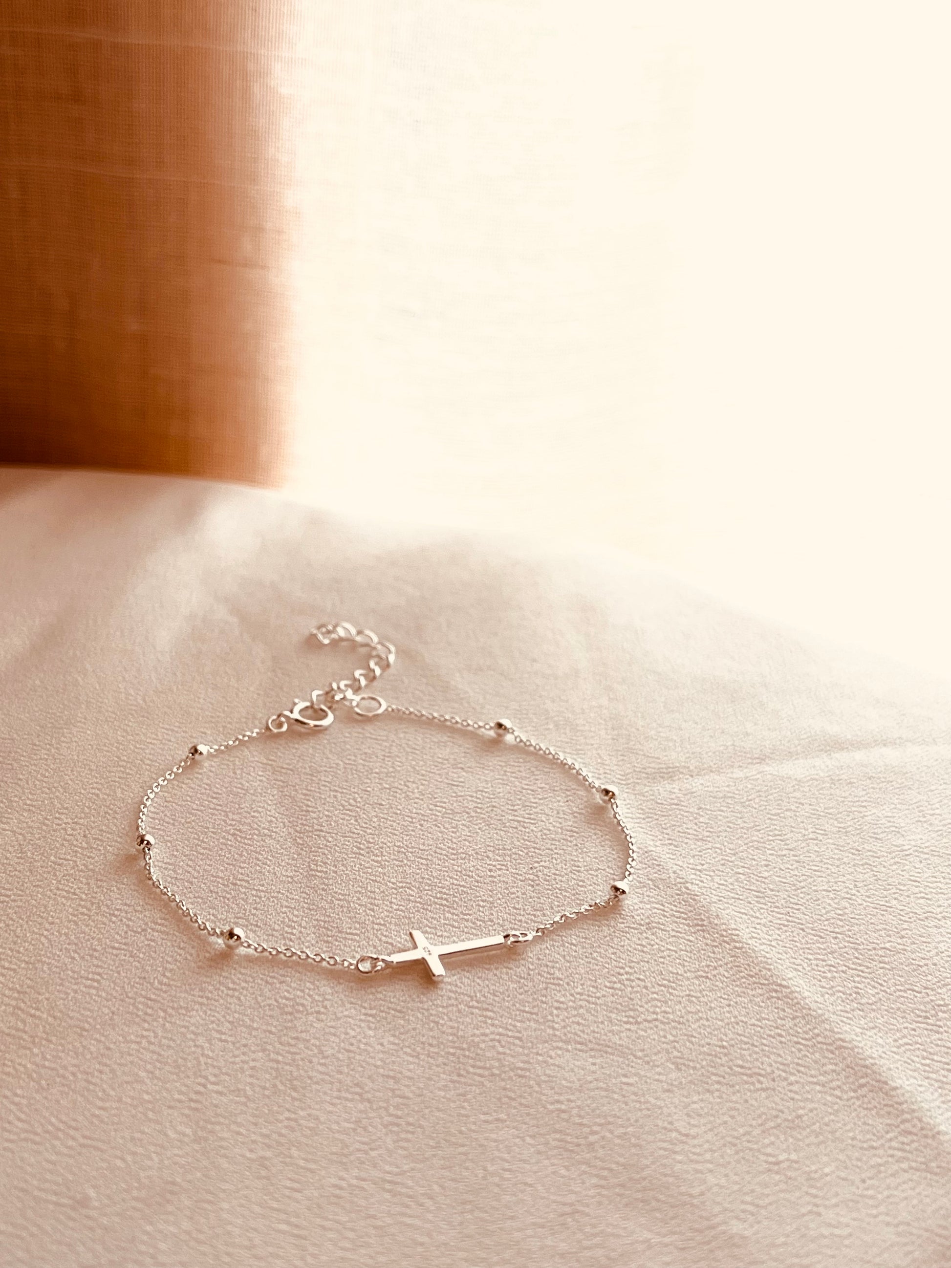 Everyday Cross Bracelet, Minimalist,Religious, faith, Religious Jewelry, Chain Bracelet, Link Bracelet, Everyday Jewelry, Minimalist Jewelry, Gift For Her, Holiday Gift Ideas, Mothers Day Gift, 
Valentines Gift Ideas, Mothers Gift 
Best Friends Jewelry, Friendship Jewelry, Mothers Gift, Wife Gift Ideas