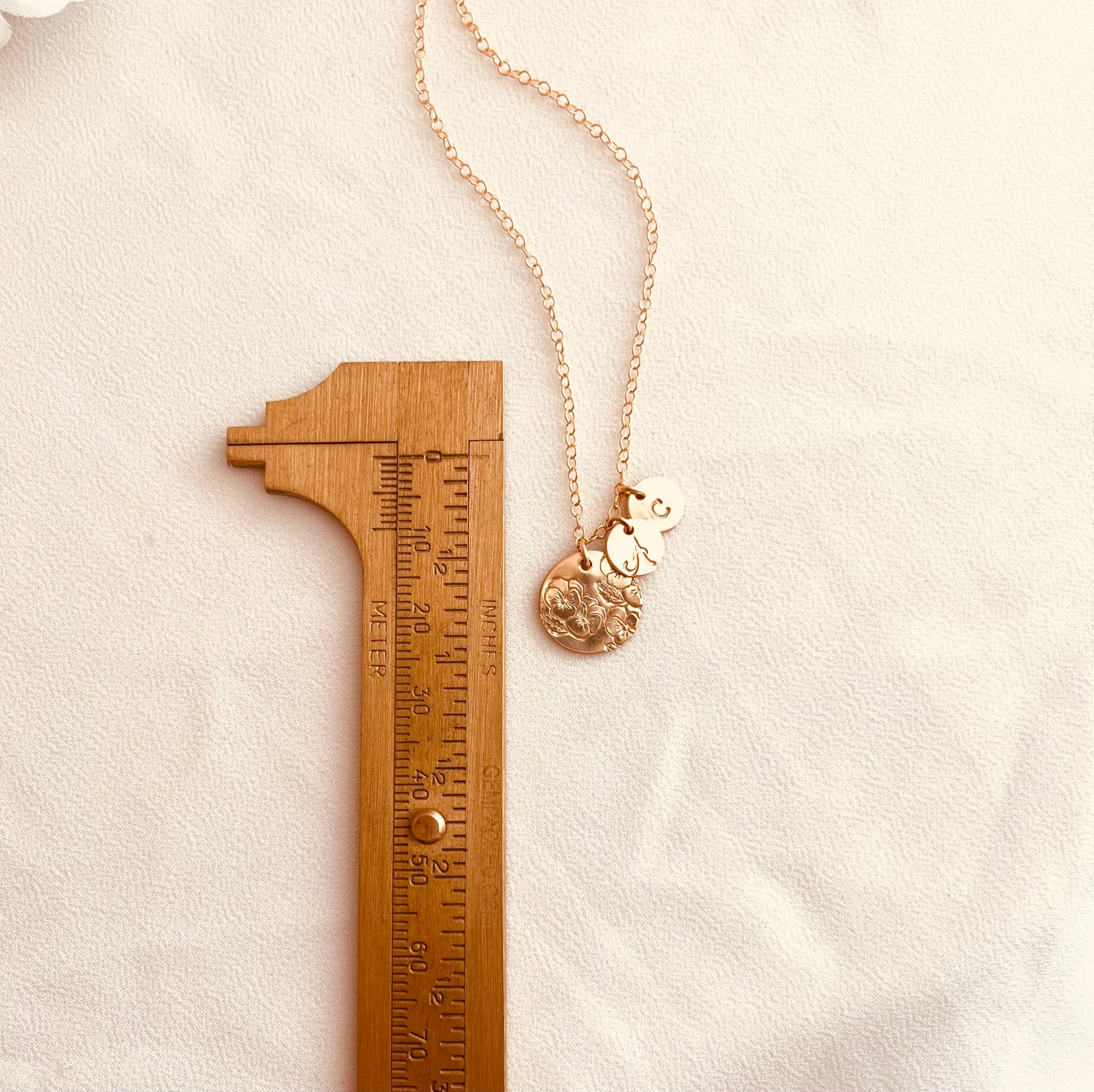 Birth Flower Necklace with Tiny Initial Discs, Birth Flower Jewelry, Custom Jewelry, Personalized Gifts, Everyday Jewelry, Layering Jewelry, Long Necklace
Custom Name, Children Initials Jewelry, Mothers Necklace, 
Perfect Gift for Mom, Family Name Necklace, Christmas Gift Ideas, Mothers Day Gift,  Wife Gift Ideas, Gift For Girlfriend, gift for sisters, gift for daughters, grandma gifts, grandma and grandkids 