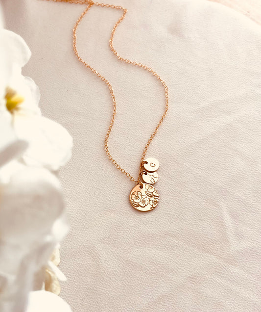 Birth Flower Necklace with Tiny Initial Discs, Birth Flower Jewelry, Custom Jewelry, Personalized Gifts, Everyday Jewelry, Layering Jewelry, Long Necklace
Custom Name, Children Initials Jewelry, Mothers Necklace, 
Perfect Gift for Mom, Family Name Necklace, Christmas Gift Ideas, Mothers Day Gift,  Wife Gift Ideas, Gift For Girlfriend, gift for sisters, gift for daughters, grandma gifts, grandma and grandkids 