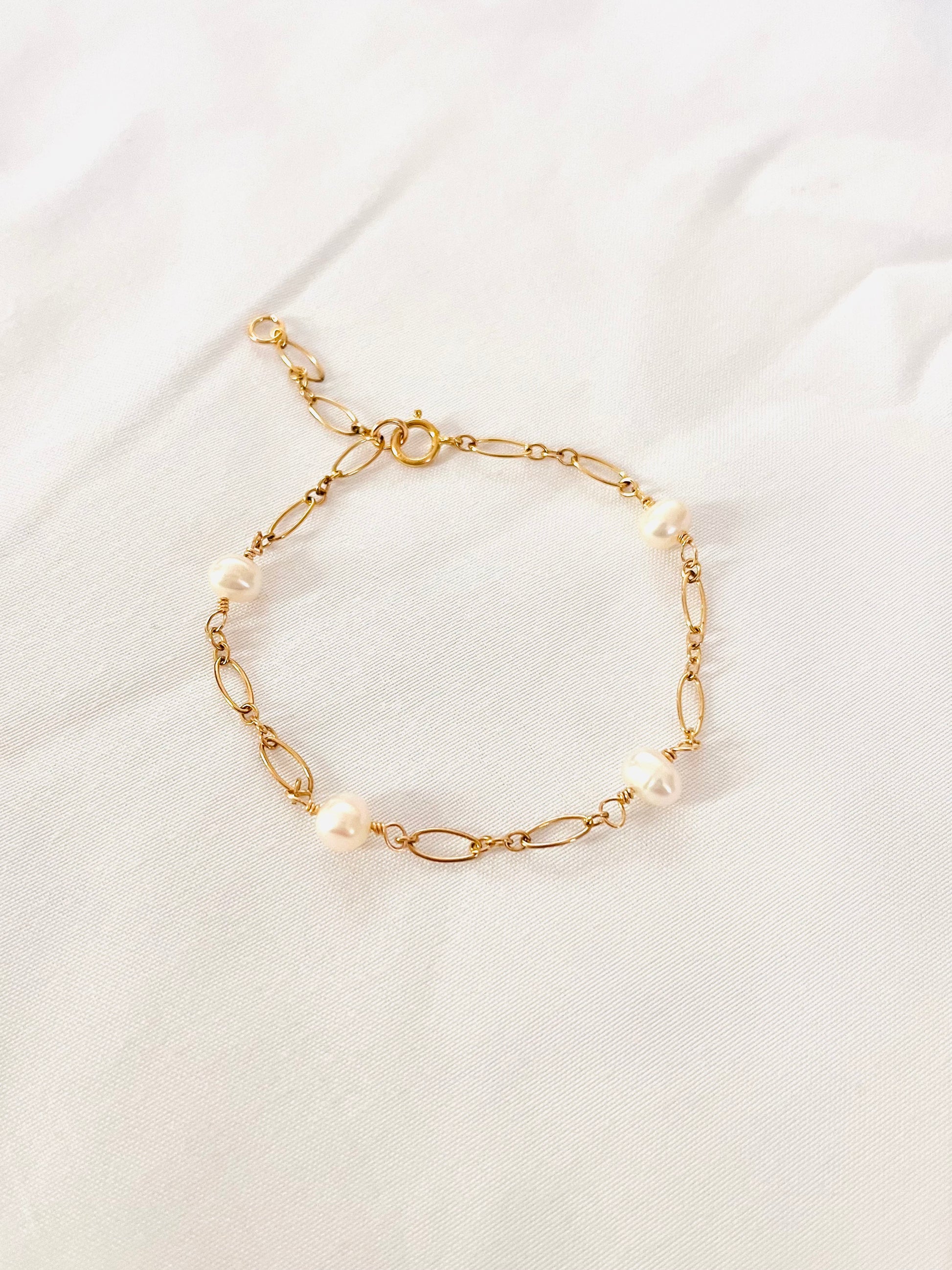 Dainty freshwater pearl bracelet with 14K gold filled open link chain