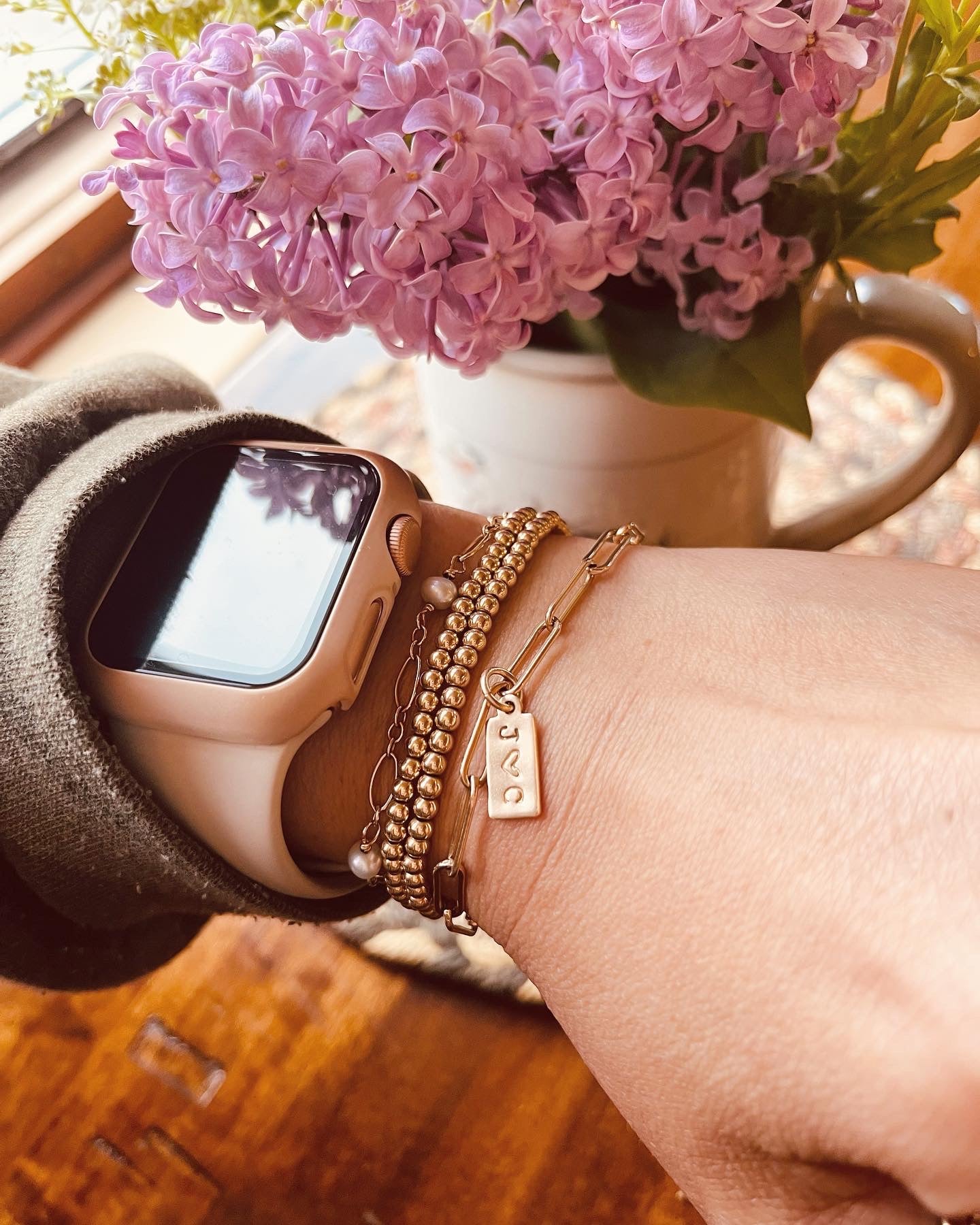 Minimal. Elegant. Everyday shine.

A timeless classic — this sleek paperclip chain bracelet adds effortless sophistication to your everyday look. Lightweight yet durable, it’s perfect for layering or wearing solo. Handcrafted in my little mountain studio at 8,000 ft, it’s designed for 24/7 wear — swim, shower, and adventure approved.